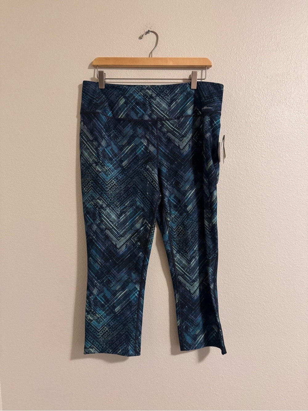 NWT Eddie Bauer Teal & Navy Geometric Capri Leggings